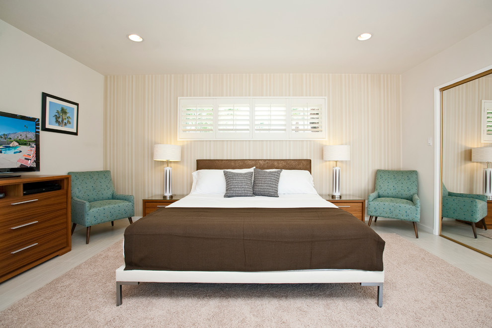 Свежая идея для дизайна: спальня в современном стиле с бежевыми стенами и телевизором - отличное фото интерьера