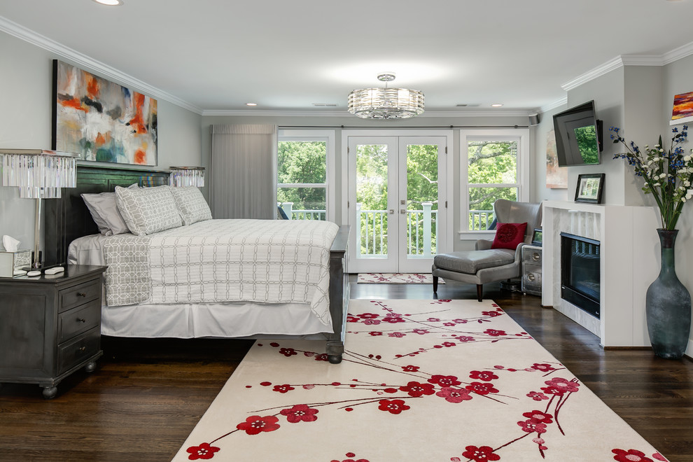 ワシントンD.C.にある中くらいなトランジショナルスタイルのおしゃれな主寝室 (グレーの壁、濃色無垢フローリング、標準型暖炉、茶色い床)