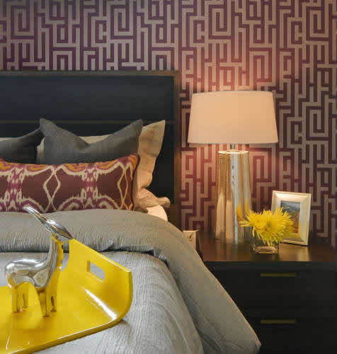 Свежая идея для дизайна: хозяйская спальня среднего размера с фиолетовыми стенами и темным паркетным полом - отличное фото интерьера