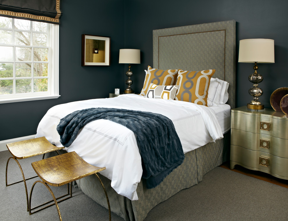 Пример оригинального дизайна: хозяйская спальня среднего размера в стиле неоклассика (современная классика) с синими стенами