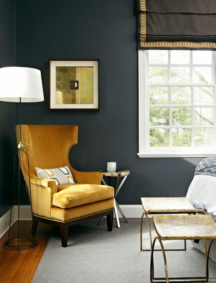 Diseño de dormitorio tradicional renovado de tamaño medio con paredes azules y suelo de madera en tonos medios