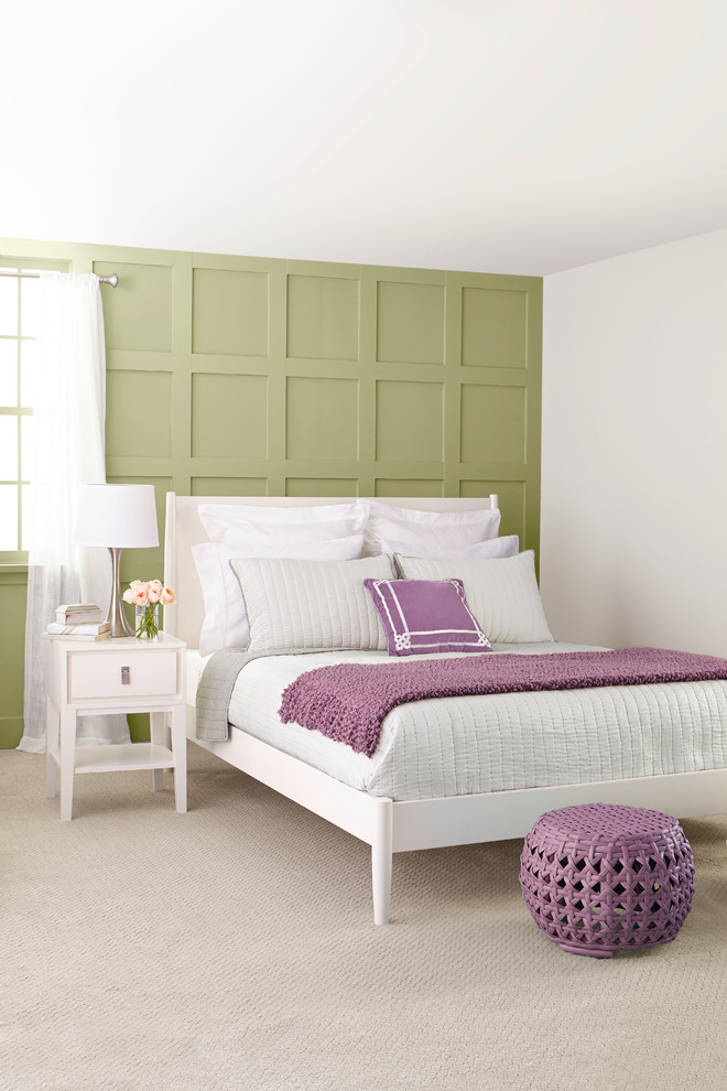 Idée de décoration pour une chambre tradition de taille moyenne avec un mur vert.