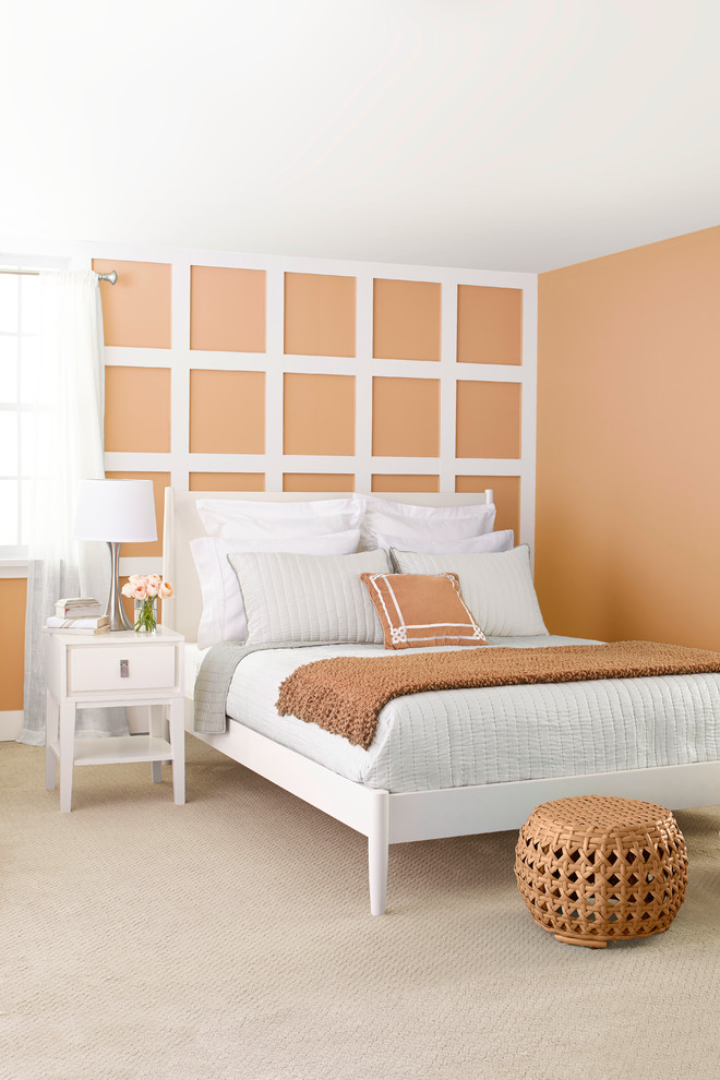 Inspiration pour une chambre traditionnelle de taille moyenne avec un mur orange.