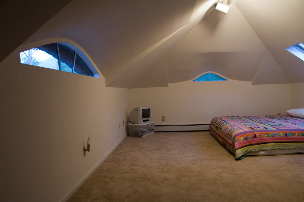 Cette image montre une petite chambre design avec un mur blanc.