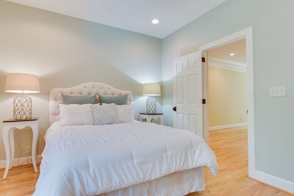 На фото: гостевая спальня среднего размера, (комната для гостей) в стиле фьюжн с светлым паркетным полом с
