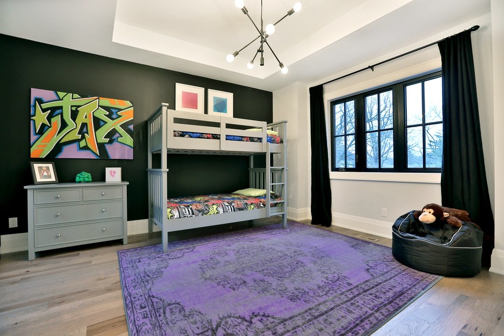 Modelo de habitación de invitados tradicional renovada de tamaño medio con paredes multicolor y suelo de madera clara