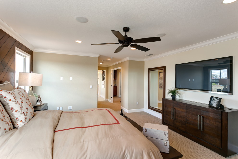Modelo de dormitorio principal clásico renovado de tamaño medio sin chimenea con paredes beige, moqueta y suelo beige