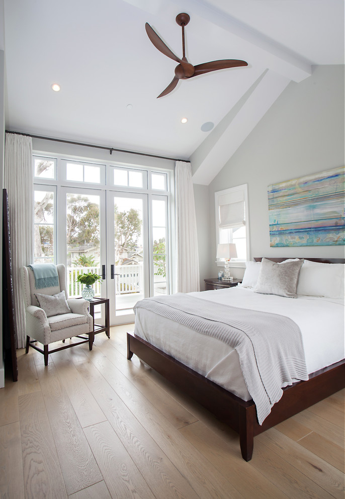 Klassisches Schlafzimmer ohne Kamin mit grauer Wandfarbe und braunem Holzboden in Orange County