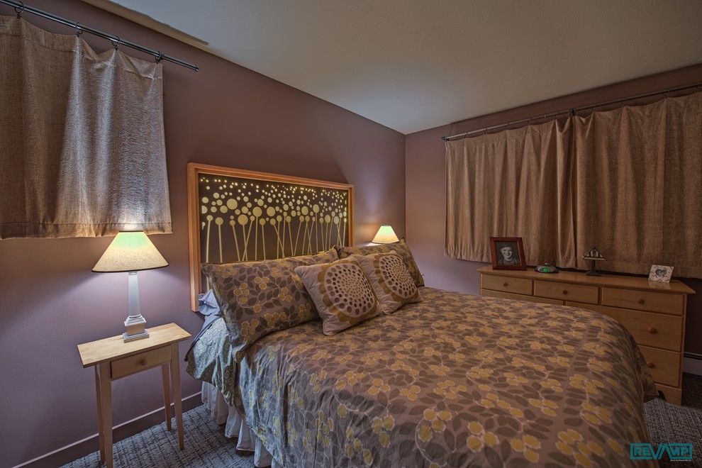 Cette image montre une petite chambre design avec un mur violet et aucune cheminée.