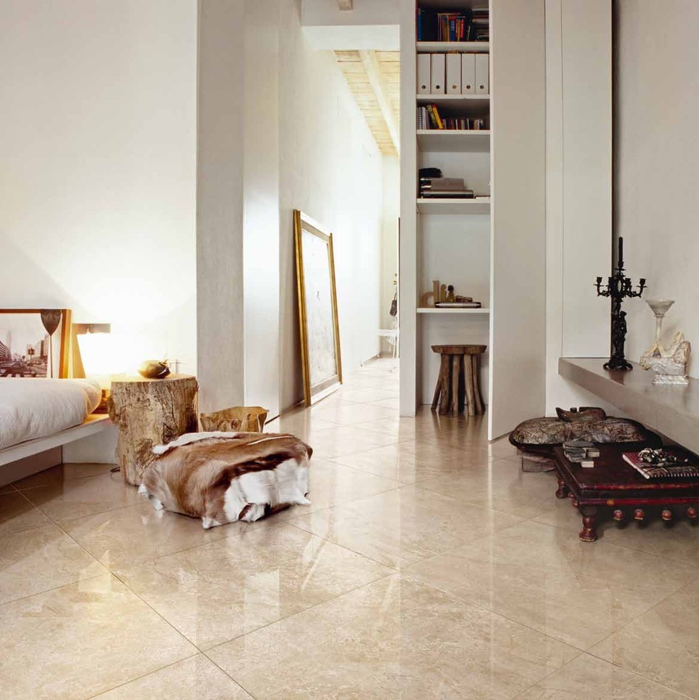 Пример оригинального дизайна: хозяйская спальня в классическом стиле с белыми стенами и полом из керамической плитки