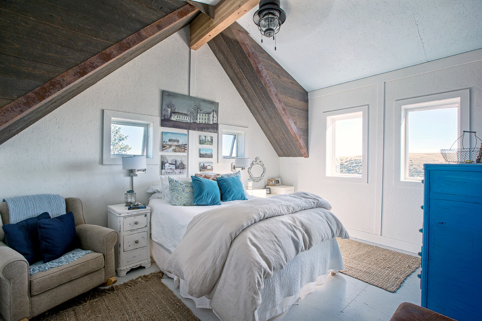 Esempio di una camera da letto stile loft minimal di medie dimensioni con pareti bianche, pavimento in legno verniciato e pavimento blu