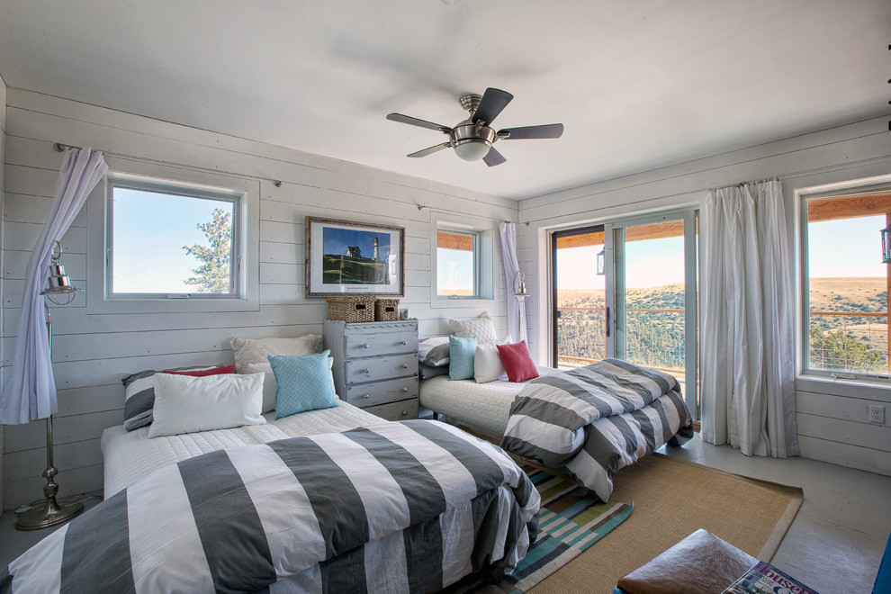 Esempio di una camera da letto stile loft design di medie dimensioni con pareti bianche, pavimento in legno verniciato e pavimento grigio