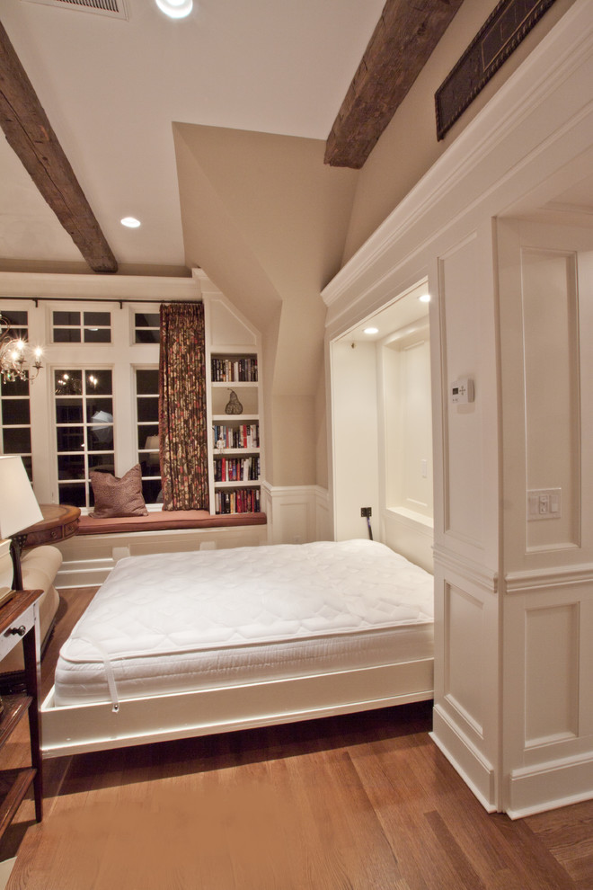 На фото: огромная гостевая спальня (комната для гостей) в классическом стиле с бежевыми стенами и паркетным полом среднего тона