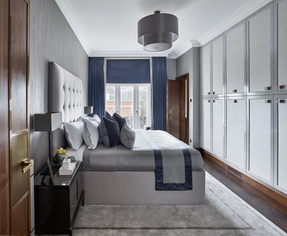 ロンドンにある広いトランジショナルスタイルのおしゃれな客用寝室 (ベージュの壁、濃色無垢フローリング、茶色い床、青いカーテン、グレーとブラウン)