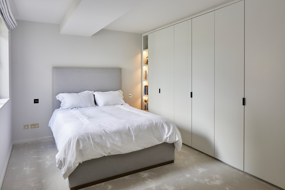 This is an example of a modern bedroom in London.