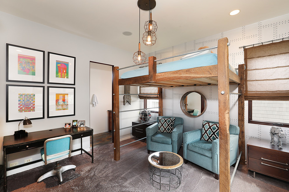 Maritimes Gästezimmer mit weißer Wandfarbe, Teppichboden und grauem Boden in Orange County