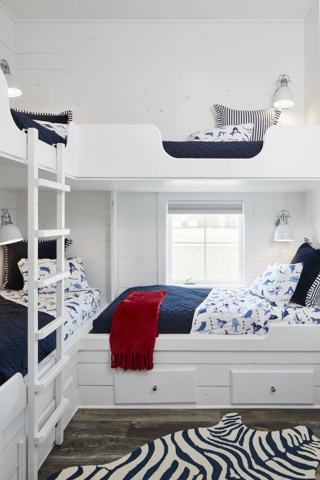 На фото: спальня среднего размера на антресоли в морском стиле с белыми стенами, полом из винила и коричневым полом с