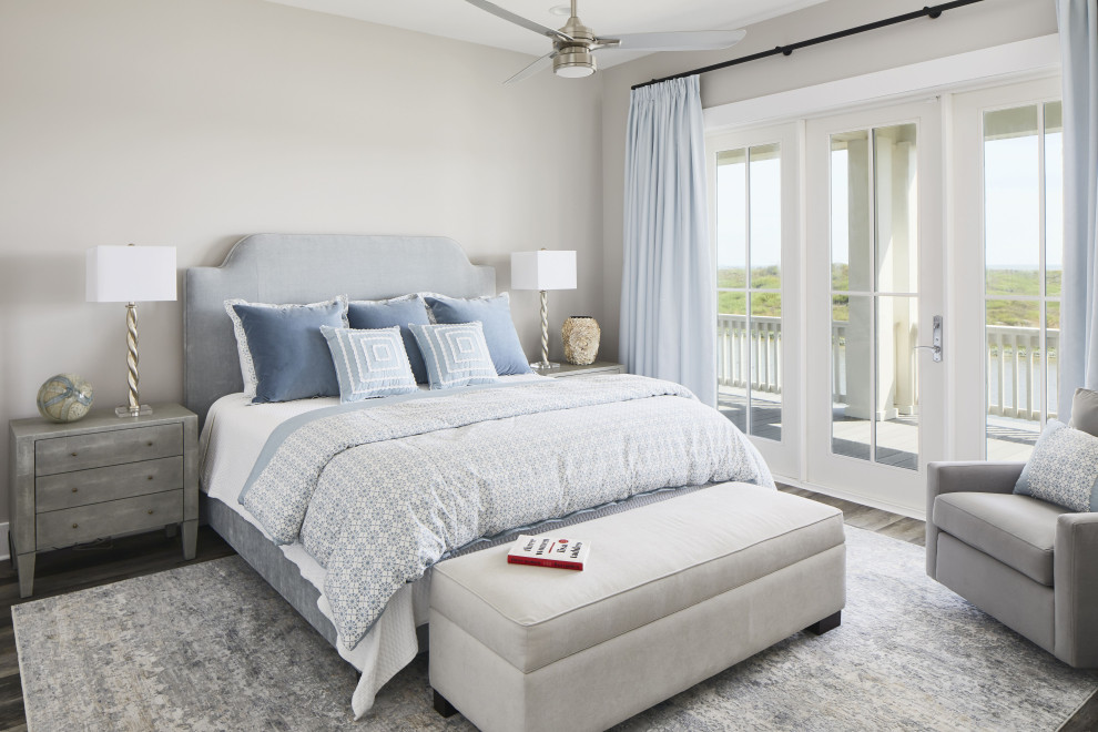 На фото: хозяйская спальня среднего размера в морском стиле с серыми стенами, полом из винила и коричневым полом