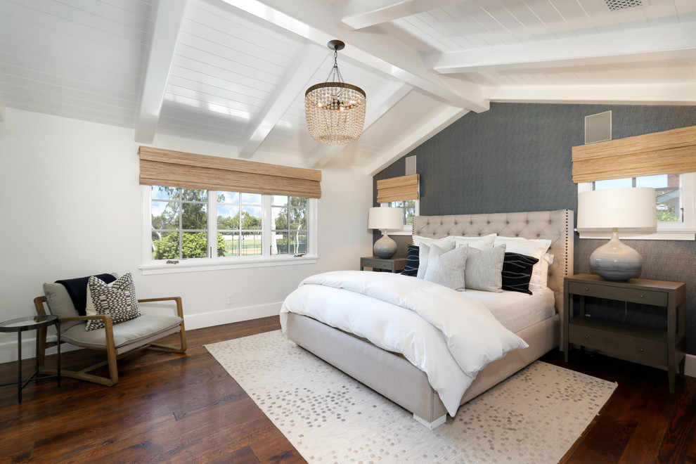 Klassisches Hauptschlafzimmer ohne Kamin mit weißer Wandfarbe, dunklem Holzboden und braunem Boden in Orange County