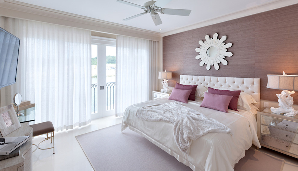 Foto de dormitorio principal contemporáneo grande con paredes rosas y suelo de baldosas de cerámica