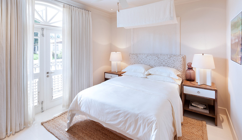 Свежая идея для дизайна: большая гостевая спальня (комната для гостей) в современном стиле с бежевыми стенами и полом из керамической плитки - отличное фото интерьера
