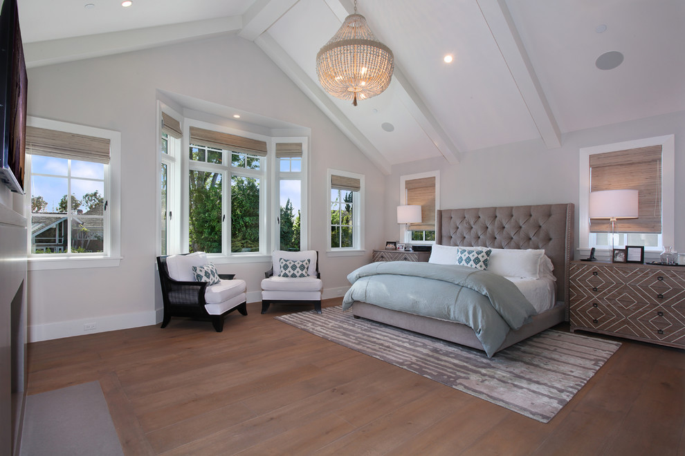 Стильный дизайн: спальня в стиле неоклассика (современная классика) с серыми стенами, паркетным полом среднего тона и стандартным камином - последний тренд