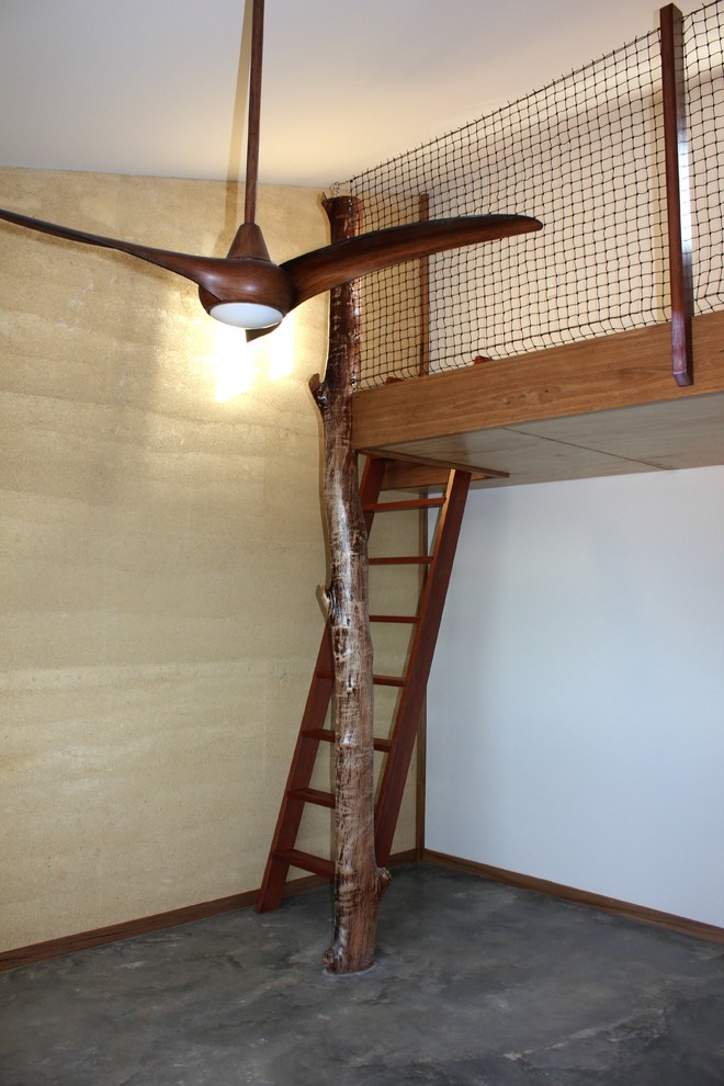 Источник вдохновения для домашнего уюта: большая спальня на антресоли в морском стиле с бетонным полом