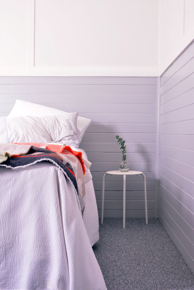 Свежая идея для дизайна: большая гостевая спальня (комната для гостей) в стиле кантри с разноцветными стенами, ковровым покрытием и серым полом без камина - отличное фото интерьера