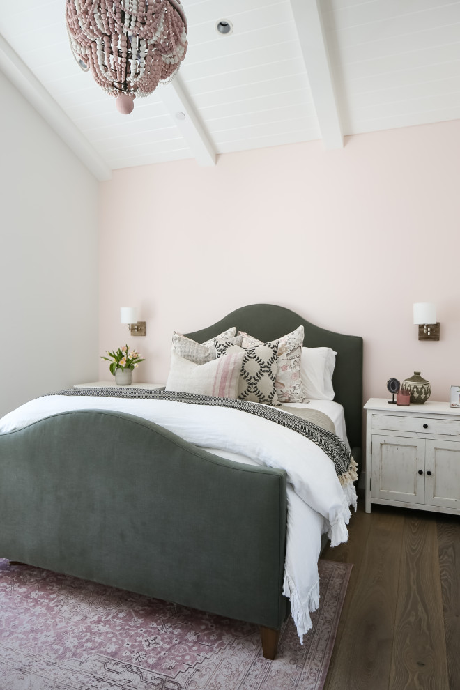 Immagine di una camera da letto chic di medie dimensioni con pareti bianche, pavimento in legno massello medio e pavimento marrone