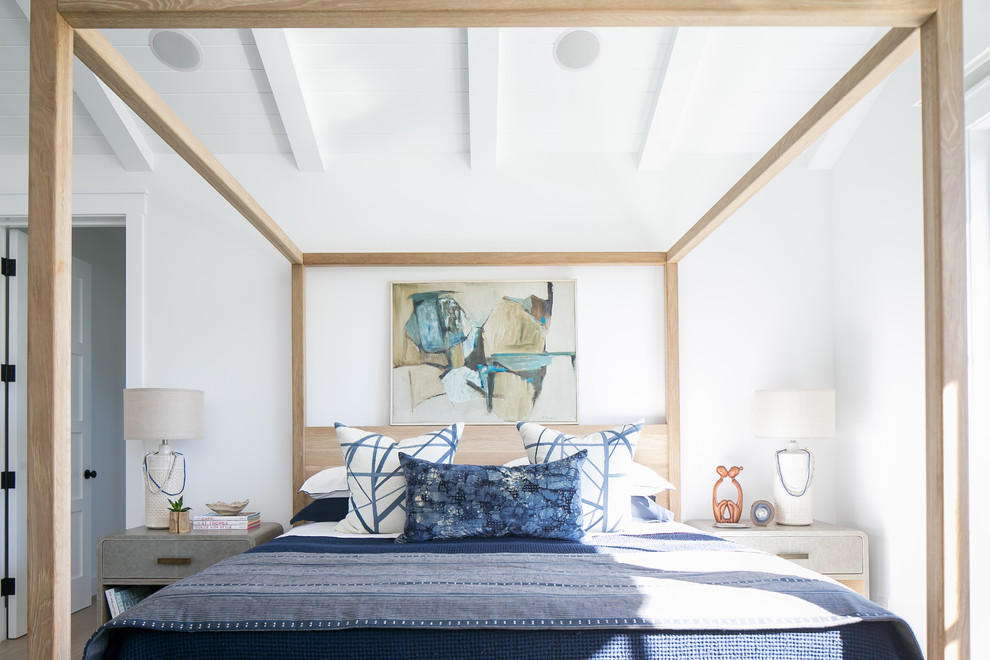 Klassisches Schlafzimmer mit weißer Wandfarbe in Orange County