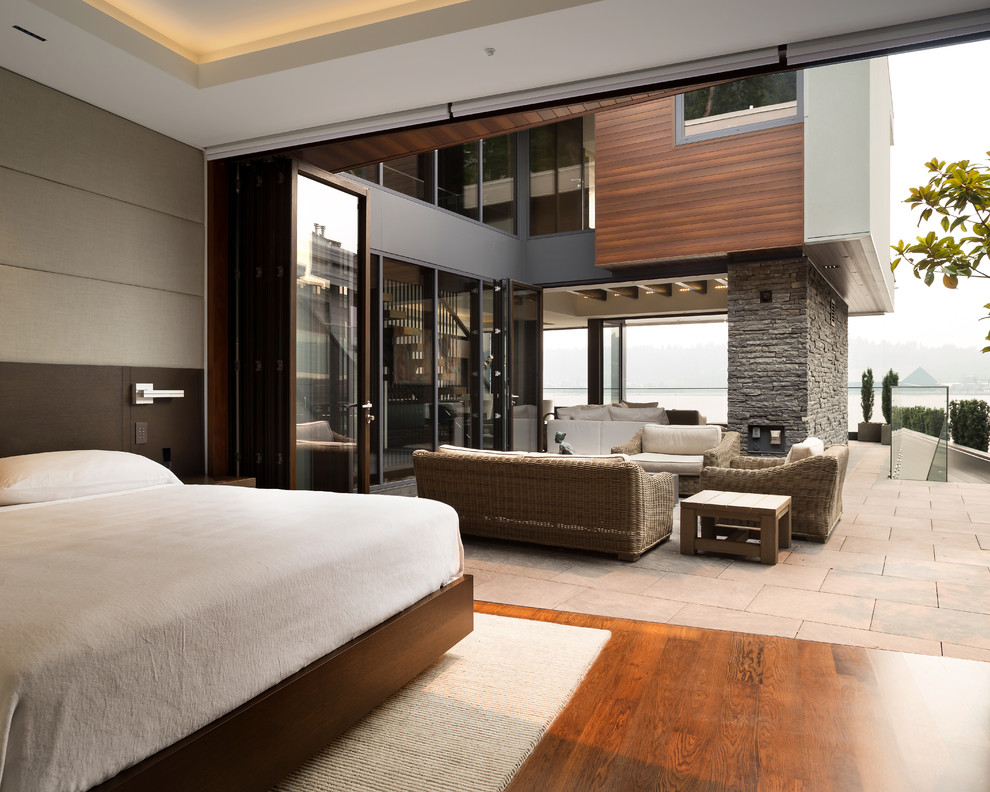 Imagen de habitación de invitados actual grande sin chimenea con paredes blancas, suelo de madera en tonos medios y suelo marrón