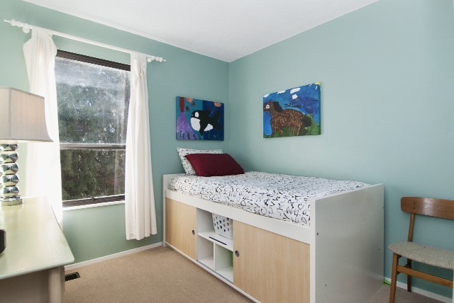 バンクーバーにある小さなエクレクティックスタイルのおしゃれな寝室 (青い壁、カーペット敷き) のインテリア