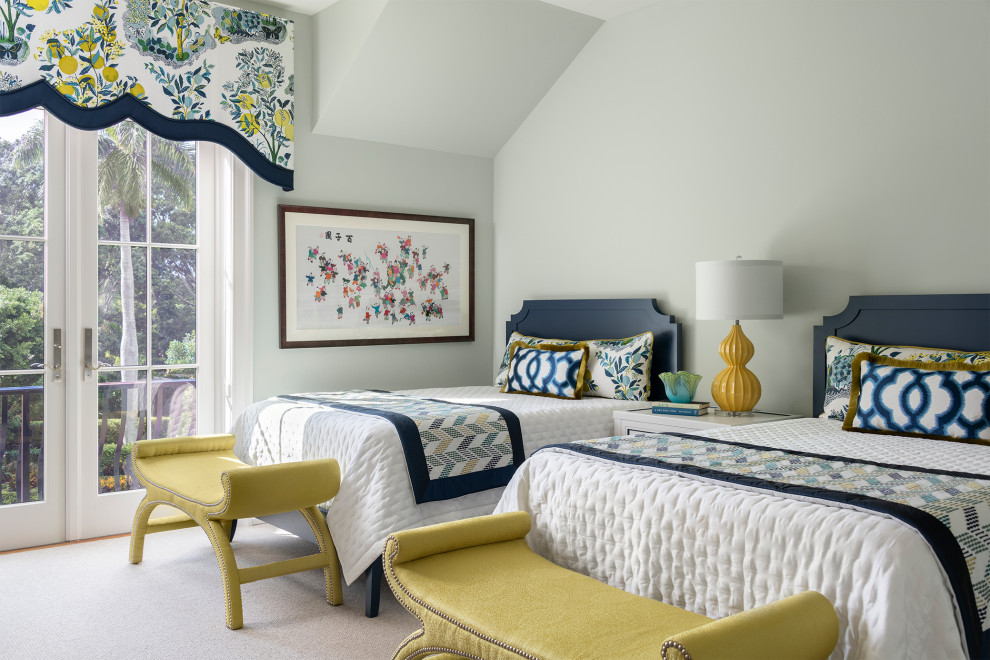 Esempio di una camera degli ospiti stile marinaro di medie dimensioni con moquette, pavimento beige e pareti grigie