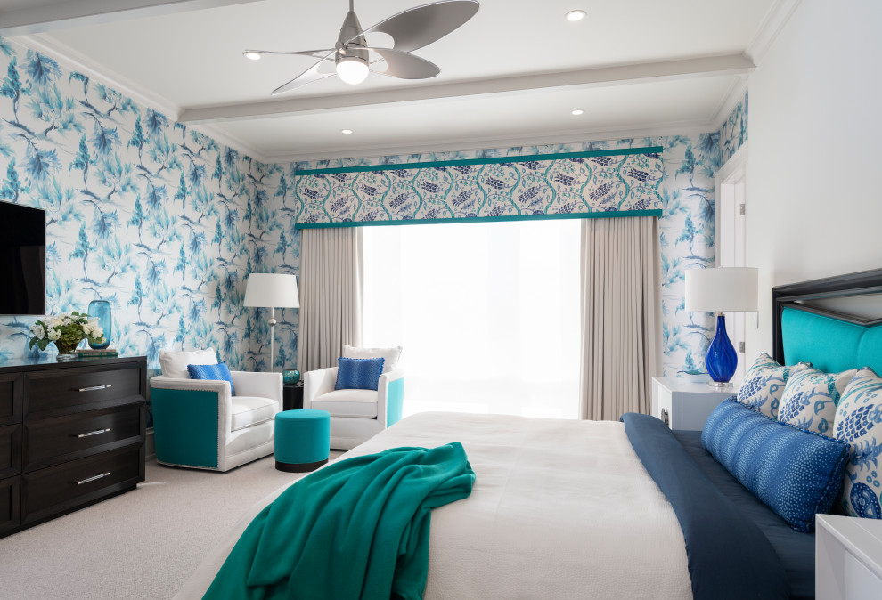 Modelo de habitación de invitados tradicional renovada de tamaño medio con moqueta, suelo beige y paredes multicolor