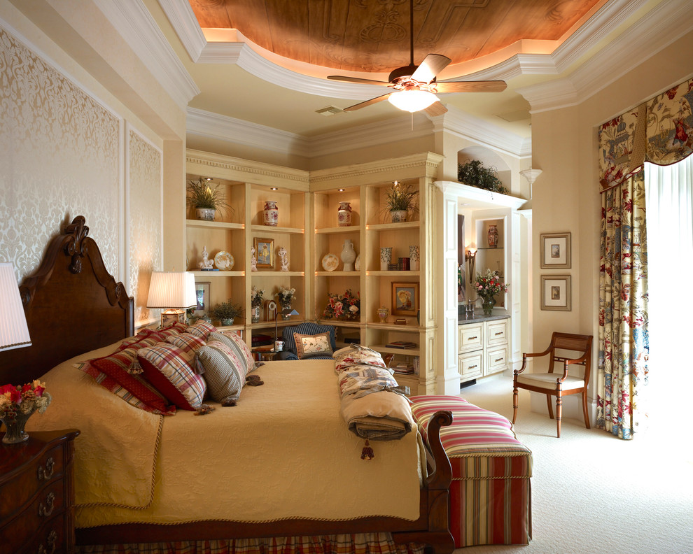 Стильный дизайн: большая хозяйская спальня в классическом стиле с желтыми стенами и ковровым покрытием - последний тренд
