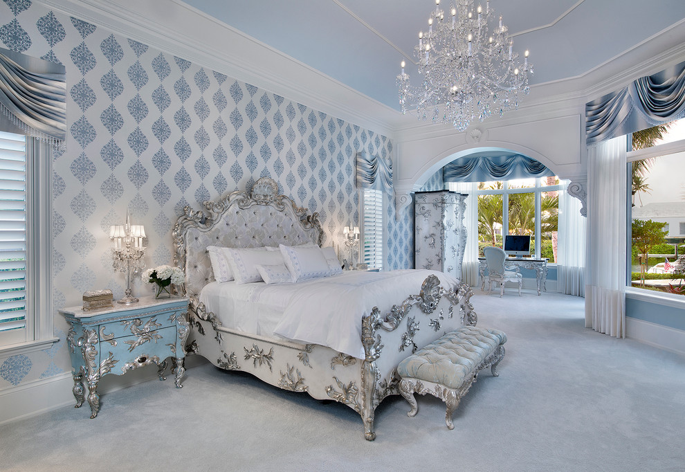 Ejemplo de dormitorio principal bohemio grande con paredes azules y moqueta