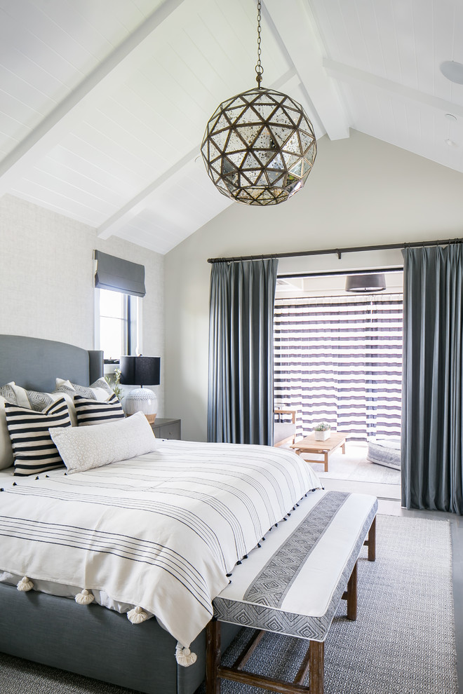 На фото: хозяйская спальня среднего размера в стиле неоклассика (современная классика) с бежевыми стенами и серым полом с