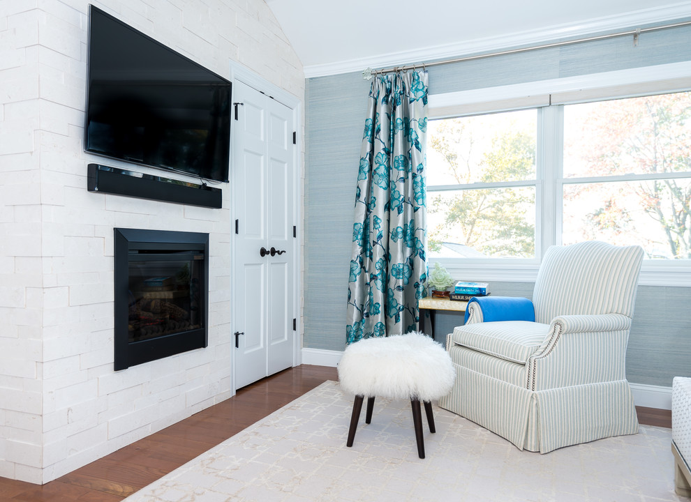Пример оригинального дизайна: хозяйская спальня в стиле неоклассика (современная классика) с синими стенами, паркетным полом среднего тона и стандартным камином