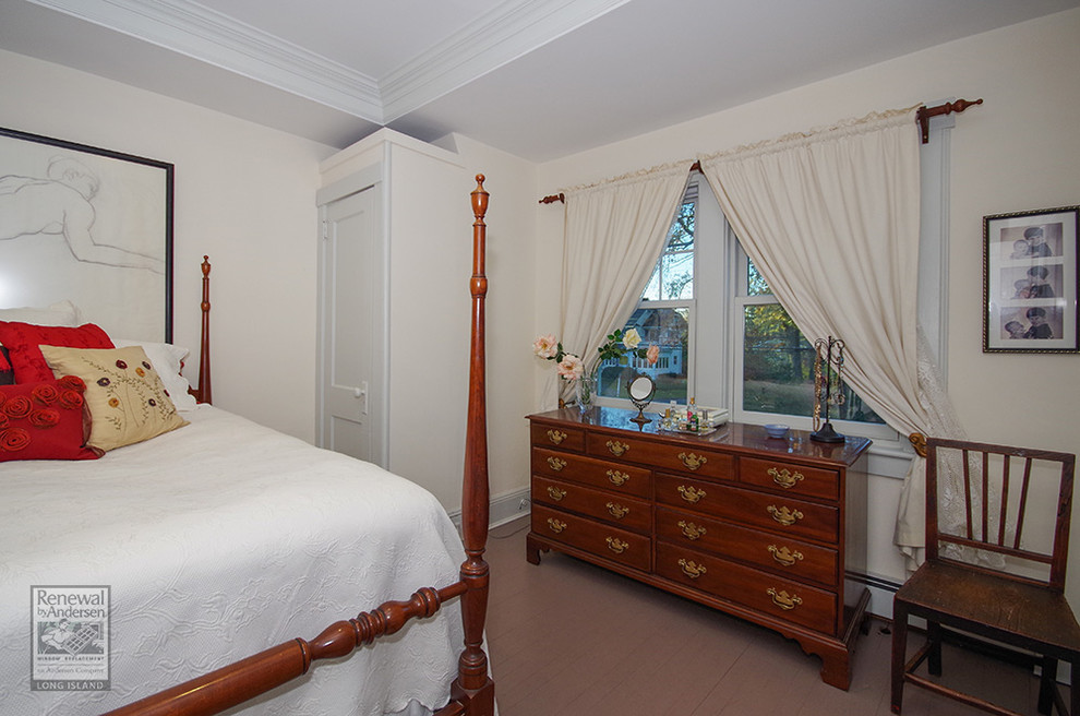 Стильный дизайн: спальня в классическом стиле с бежевыми стенами и деревянным полом - последний тренд