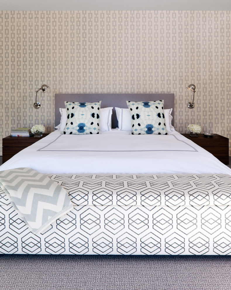 Пример оригинального дизайна: спальня в скандинавском стиле с бежевыми стенами и ковровым покрытием