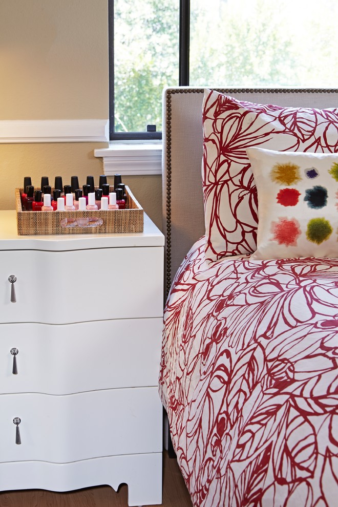 Imagen de habitación de invitados contemporánea de tamaño medio con paredes beige y suelo de madera clara