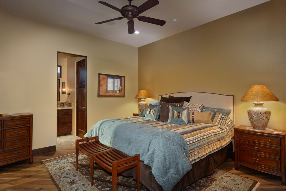 Foto de habitación de invitados de estilo americano de tamaño medio sin chimenea con paredes beige y suelo de madera en tonos medios