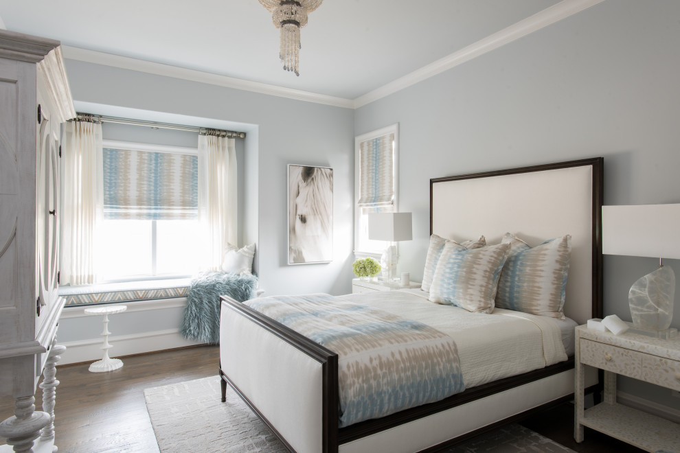 На фото: гостевая спальня среднего размера, (комната для гостей) с синими стенами, темным паркетным полом и коричневым полом