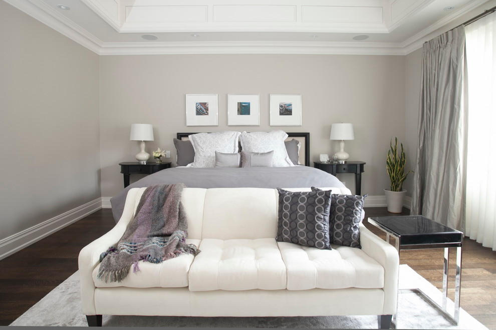 Idee per una camera da letto contemporanea con pareti grigie e pavimento in legno massello medio
