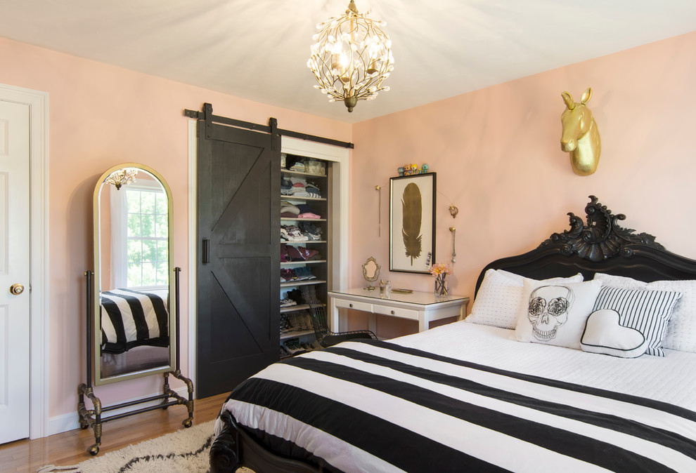 На фото: гостевая спальня среднего размера, (комната для гостей) в стиле кантри с розовыми стенами и паркетным полом среднего тона без камина с