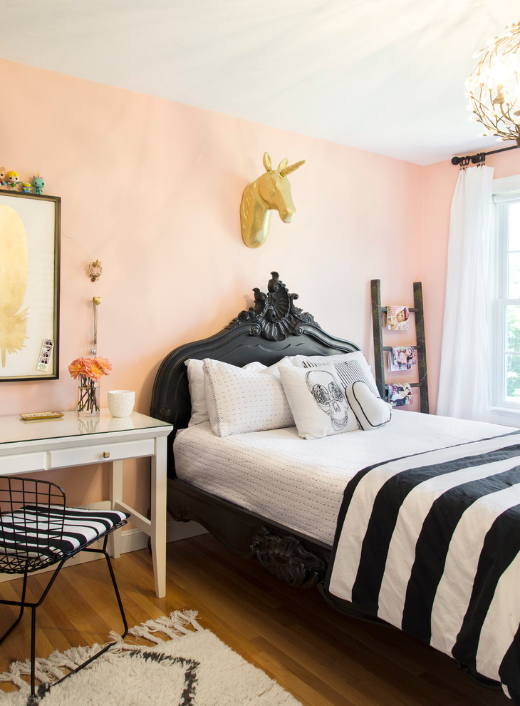 Mittelgroßes Landhausstil Gästezimmer ohne Kamin mit rosa Wandfarbe und braunem Holzboden in Boston