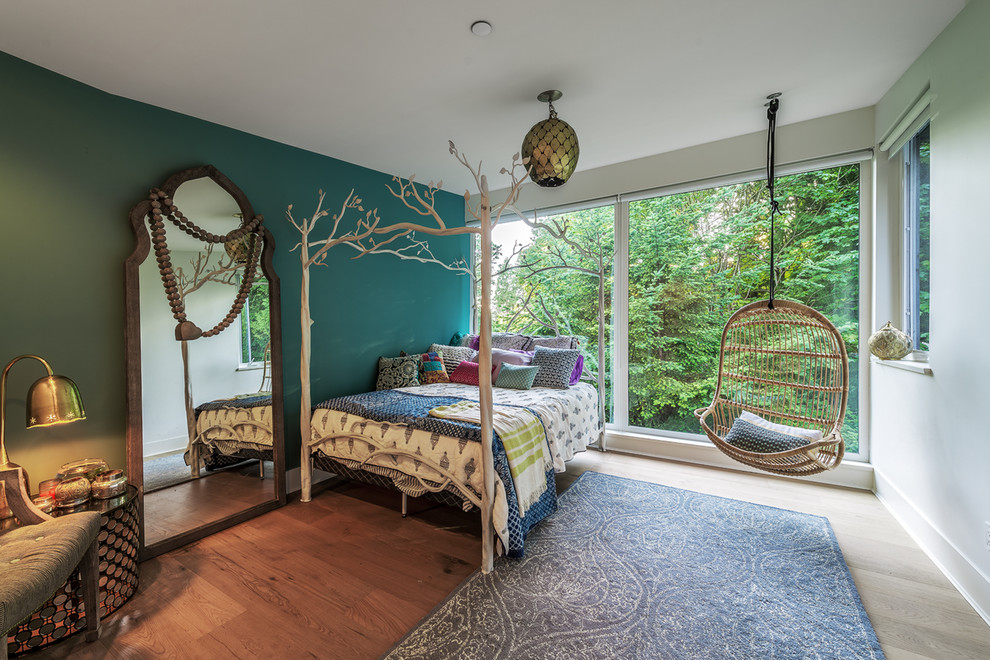 Exemple d'une chambre éclectique avec un sol en bois brun.