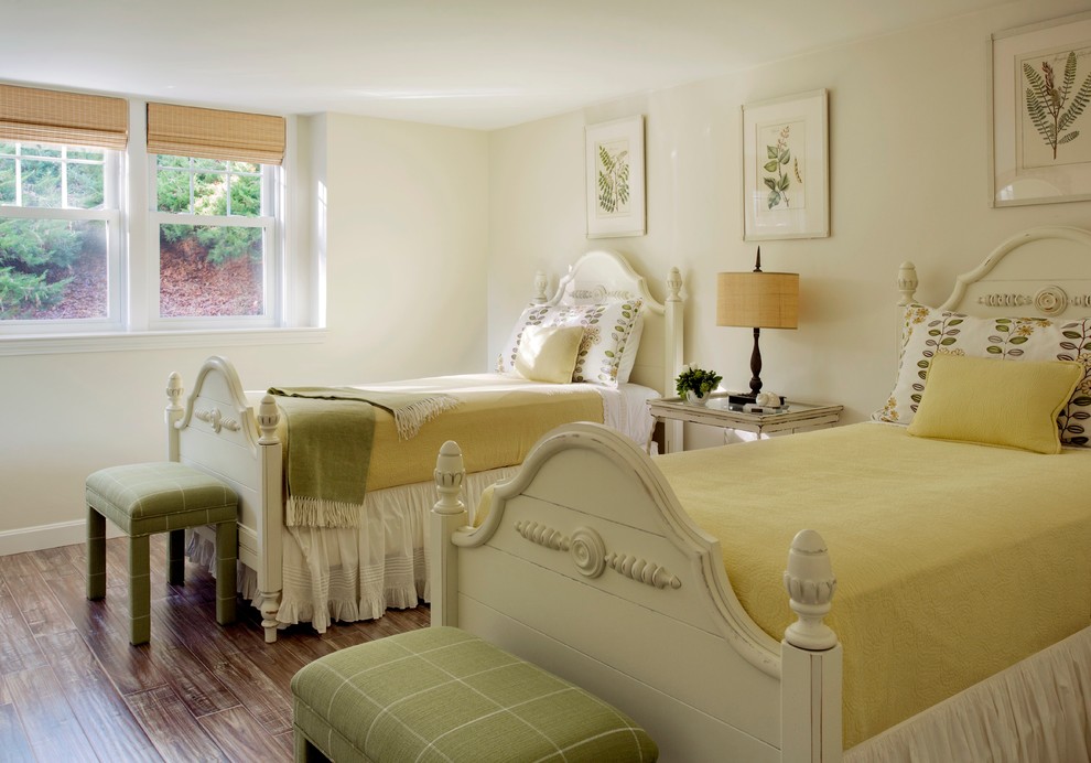 На фото: гостевая спальня (комната для гостей) в стиле неоклассика (современная классика) с бежевыми стенами