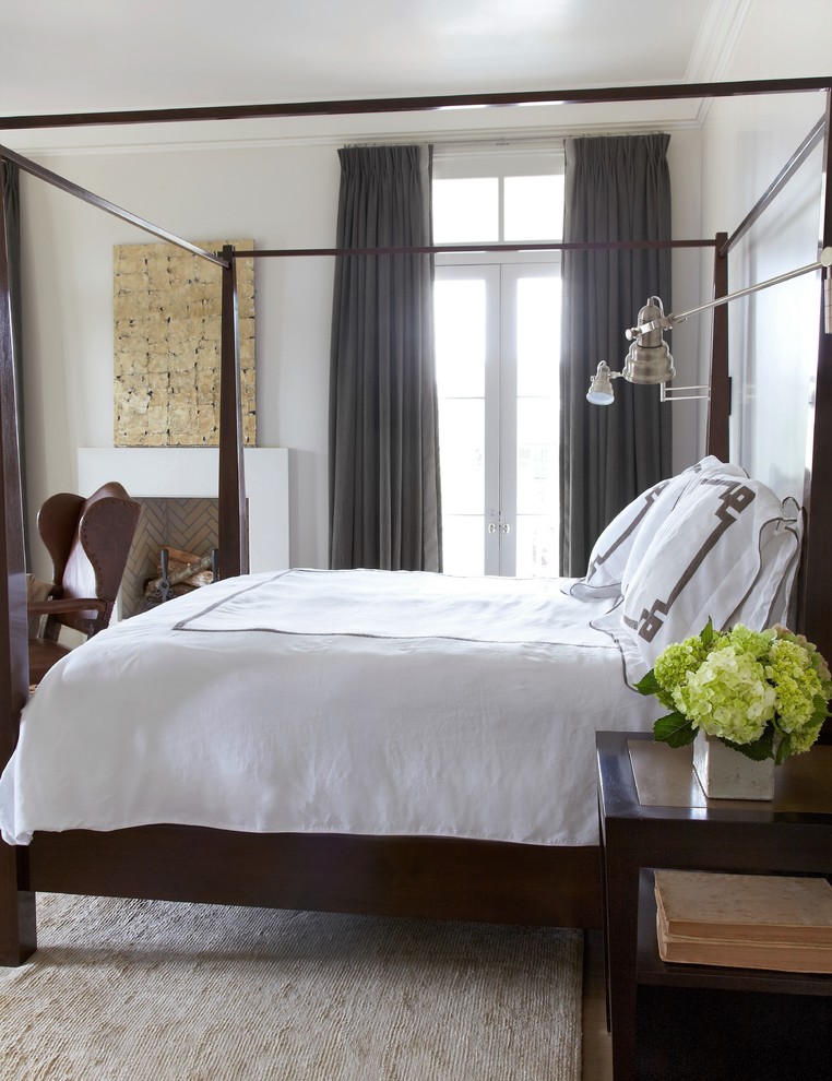 Пример оригинального дизайна: большая хозяйская спальня в стиле неоклассика (современная классика) с бежевыми стенами, паркетным полом среднего тона и коричневым полом без камина