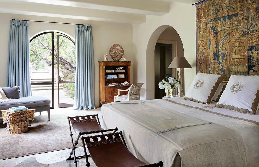 Diseño de dormitorio principal ecléctico grande sin chimenea con paredes beige, suelo de baldosas de porcelana y suelo gris